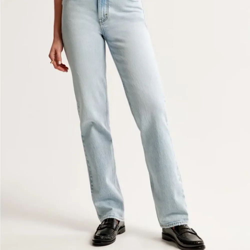 ABERCROMBIE & FITCH | Ultra High Rise 90s Straight Jean in Cream - Size 27